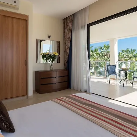 Royal Blue Hotel & Spa